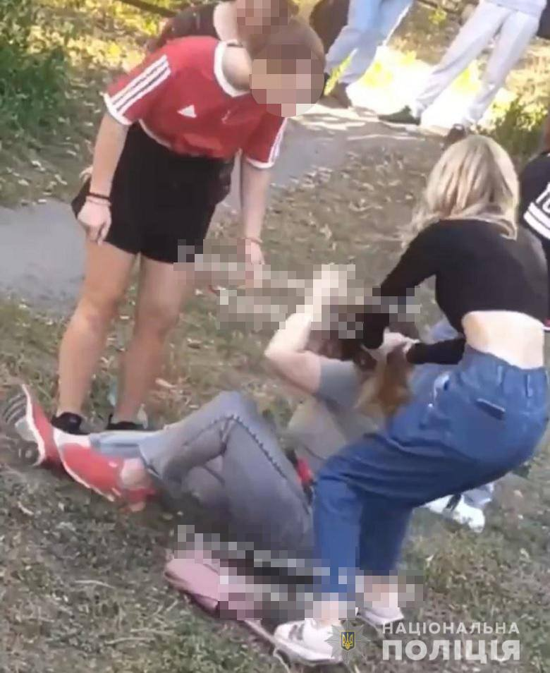 В Киеве школьницы снимали видео, как избили одноклассницу и брызнули баллончиком в лицо