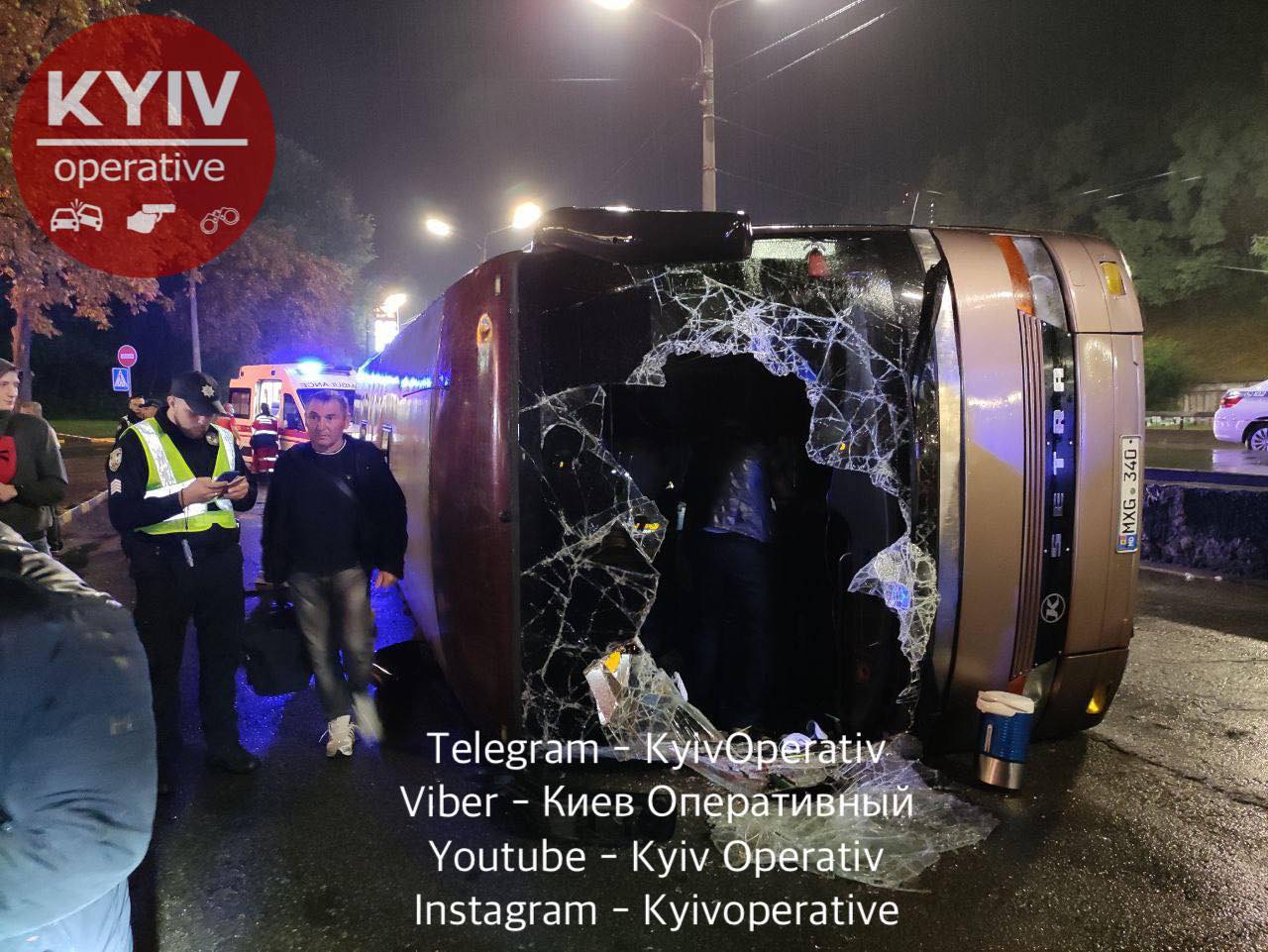 Набитый автобусами автобус перевернулся. Фото: "Стражи Голосеево"
