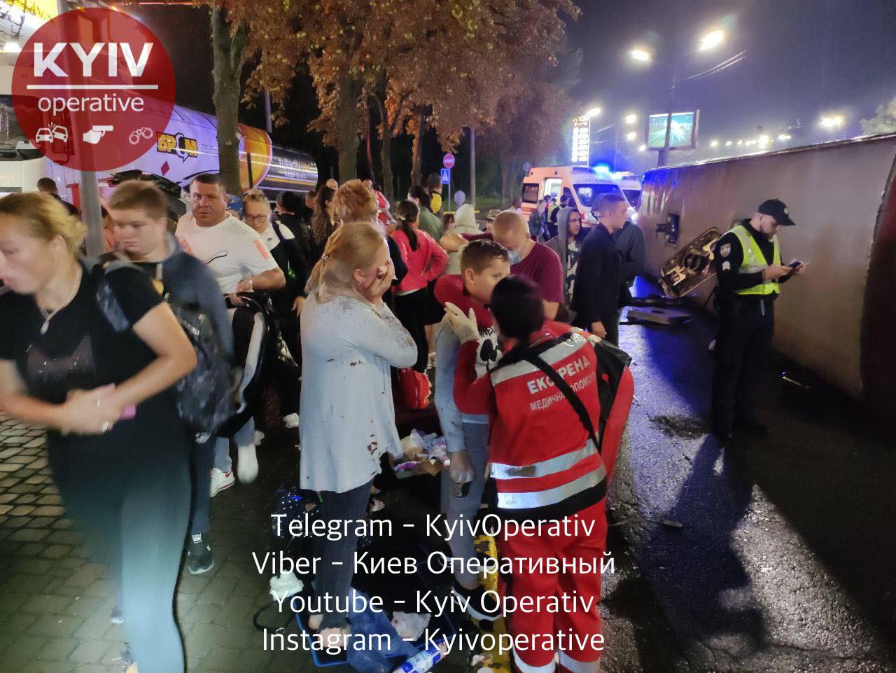 Набитый автобусами автобус перевернулся. Фото: "Стражи Голосеево"