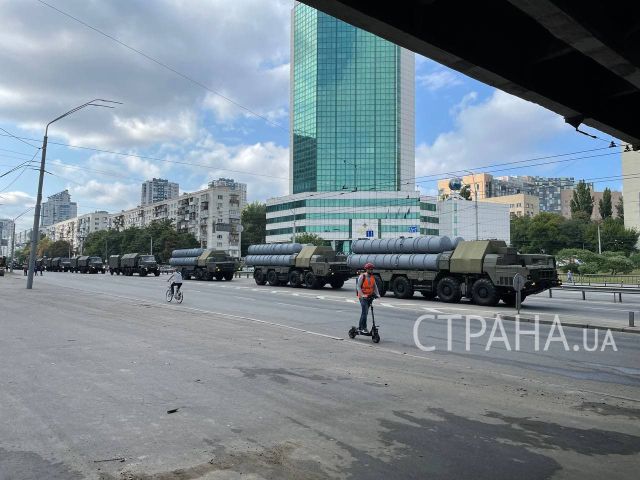 Фото техники в Киеве . "Страна"