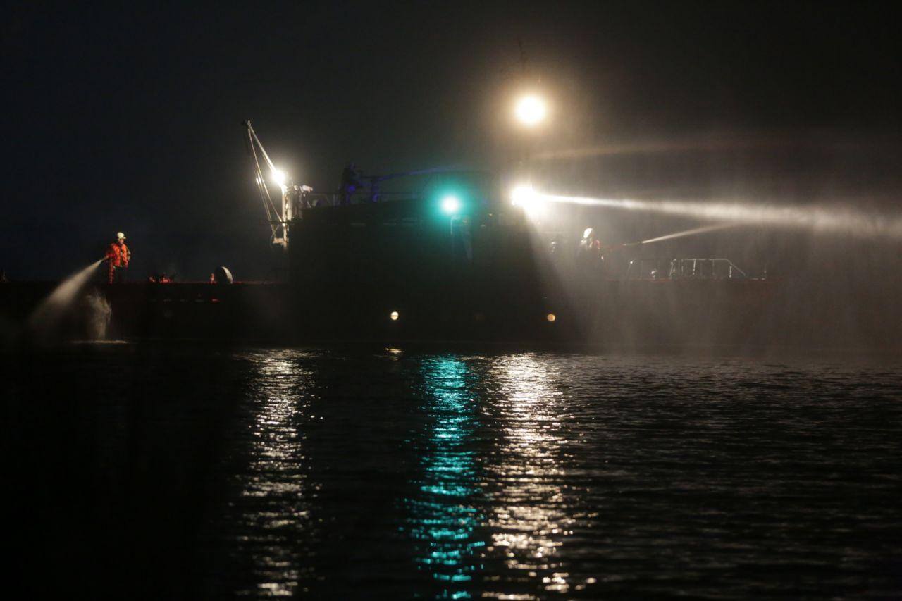 В Киеве ночью, неподалеку от Жукового острова сгорела яхта. Фото: facebook.com/DSNSKyiv