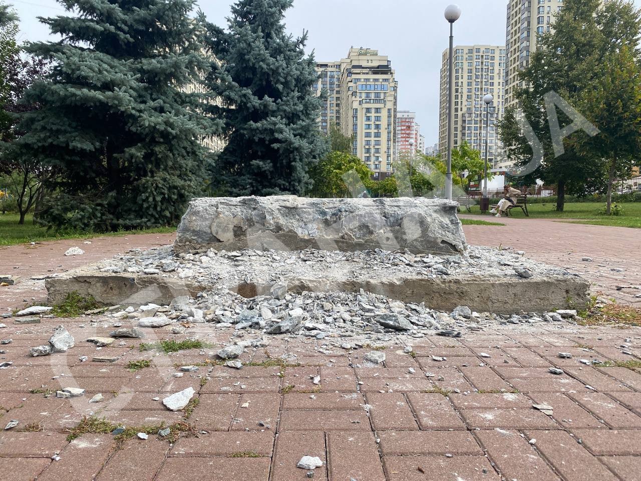 В Киеве демонтировали памятный знак в честь дружбы с Москвой. Фото: Страна