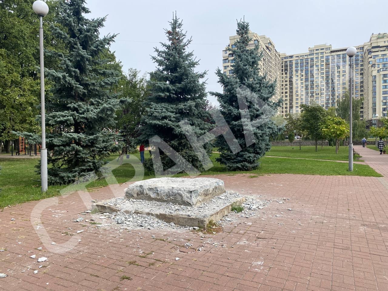 В Киеве демонтировали памятный знак в честь дружбы с Москвой. Фото: Страна