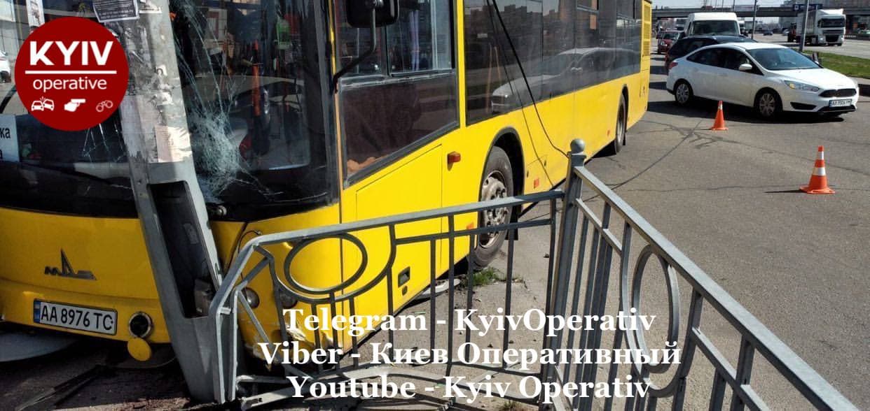 В Киеве столкнулись автобус и легковушка. Фото: Telegram/Киев Оперативный