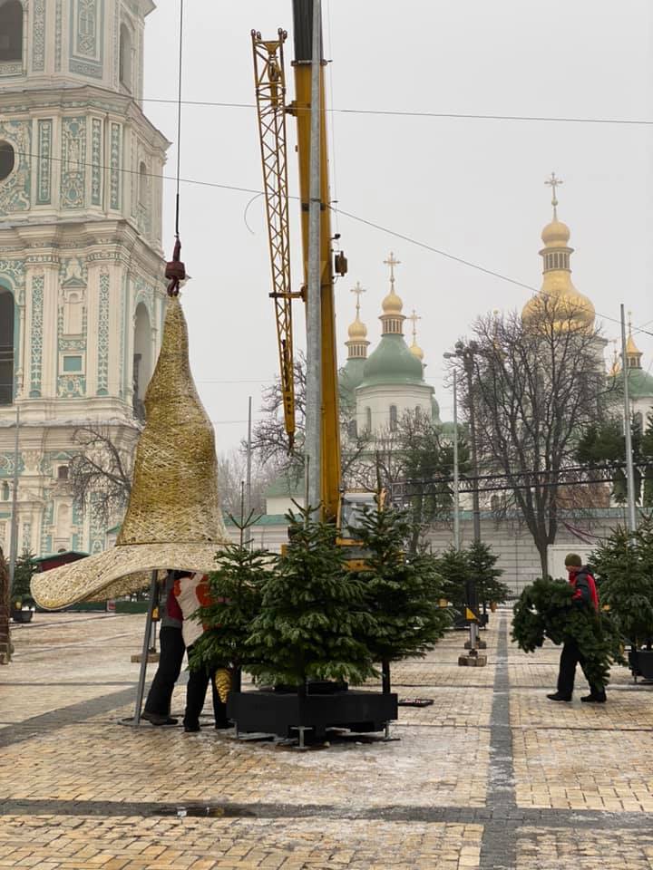 С главной елки Украины сняли волшебную шляпу. Фото: Фейсбук