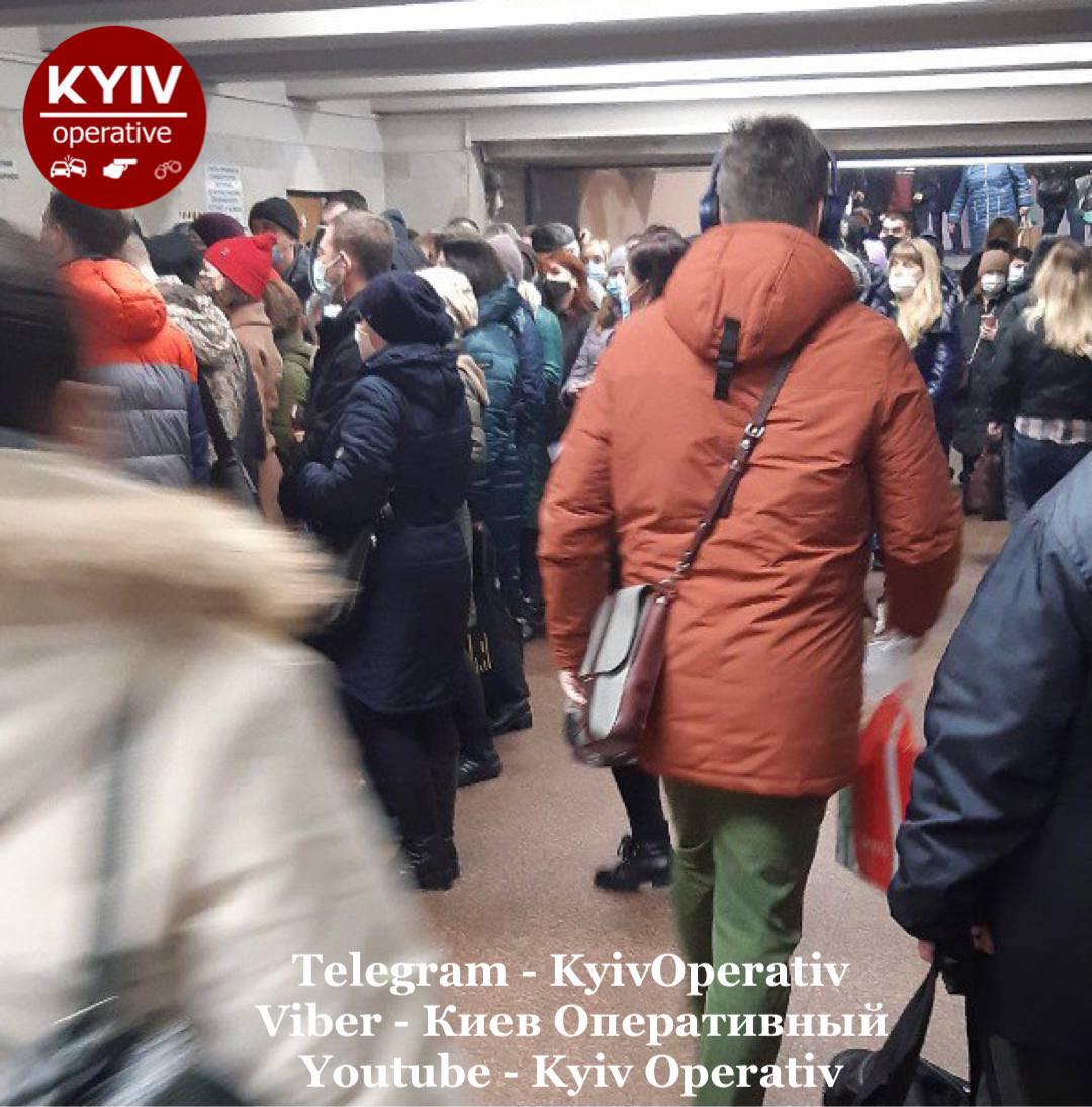 В вестибюле станции метро "Почайна" в Киеве образовались огромные "пробки" из людей из-за новых турникетов. Скриншот: Фб