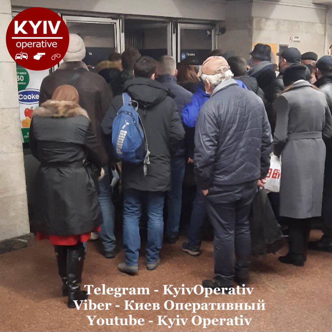 В вестибюле станции метро "Почайна" в Киеве образовались огромные "пробки" из людей из-за новых турникетов. Скриншот: Фб