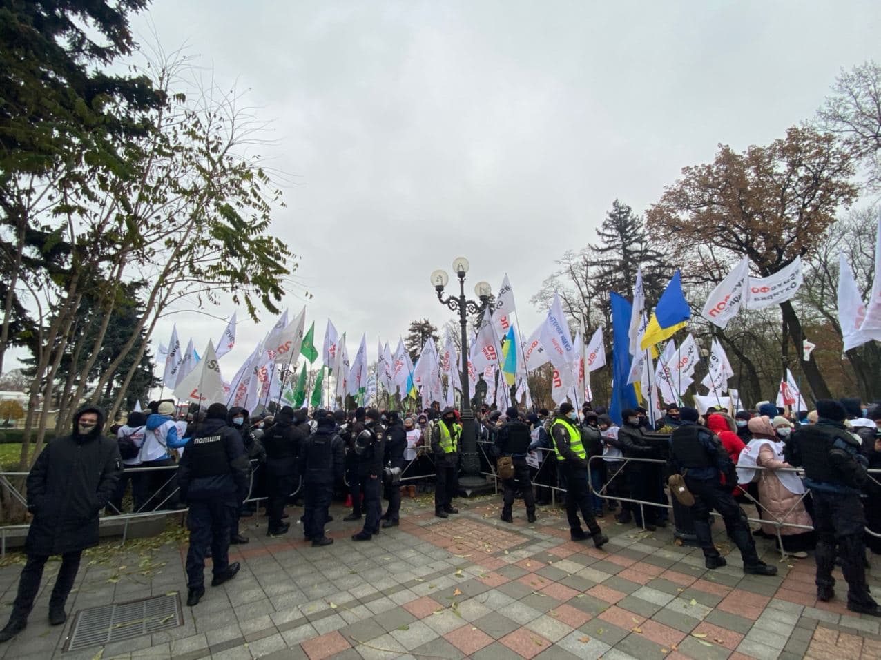 Под Радой собрались сотни предпринимателей и ФОПов. Фото: Страна