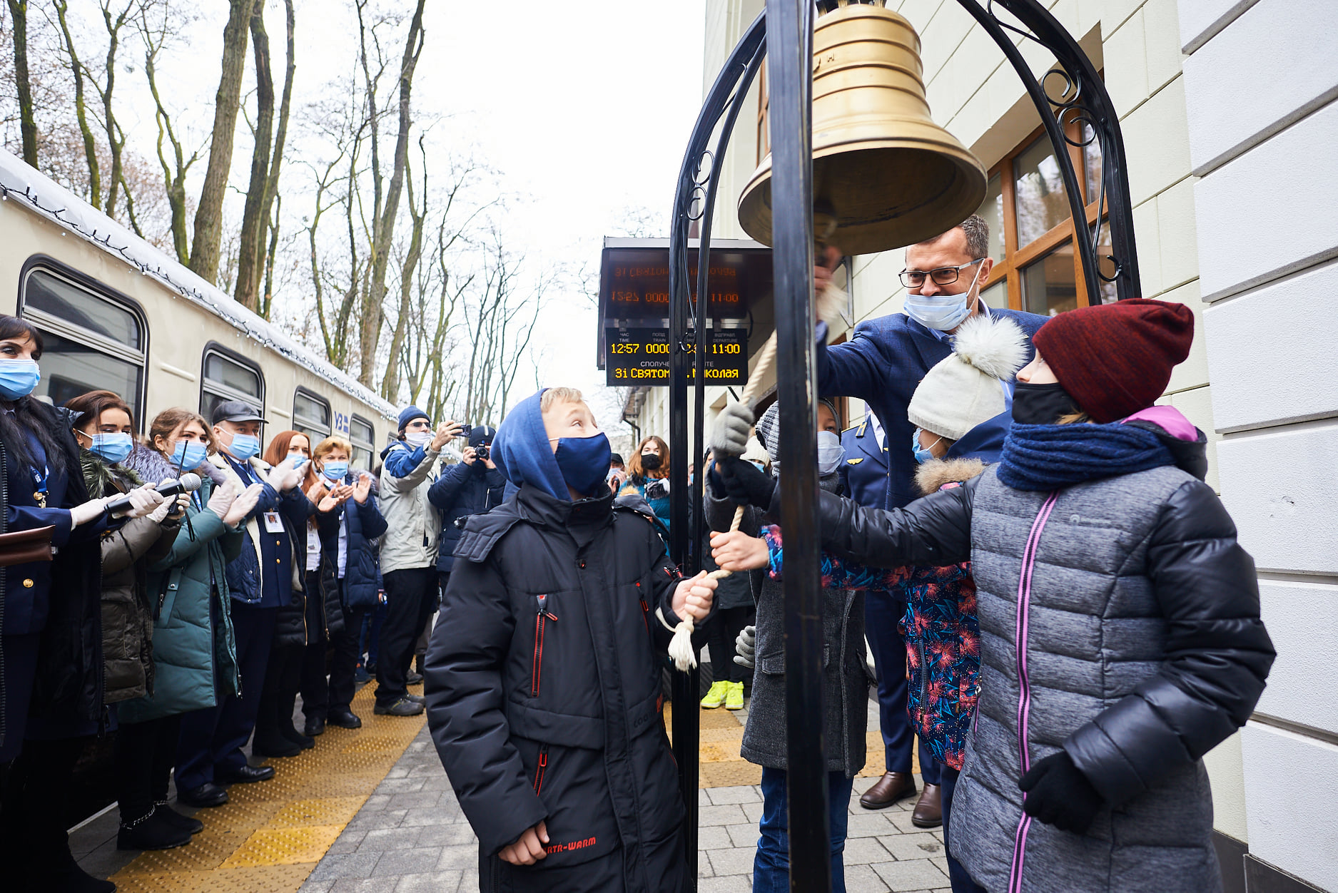 Праздничный поезд в Киеве. Скриншот https://www.facebook.com/Ukrzaliznytsia/posts/3872511762782583