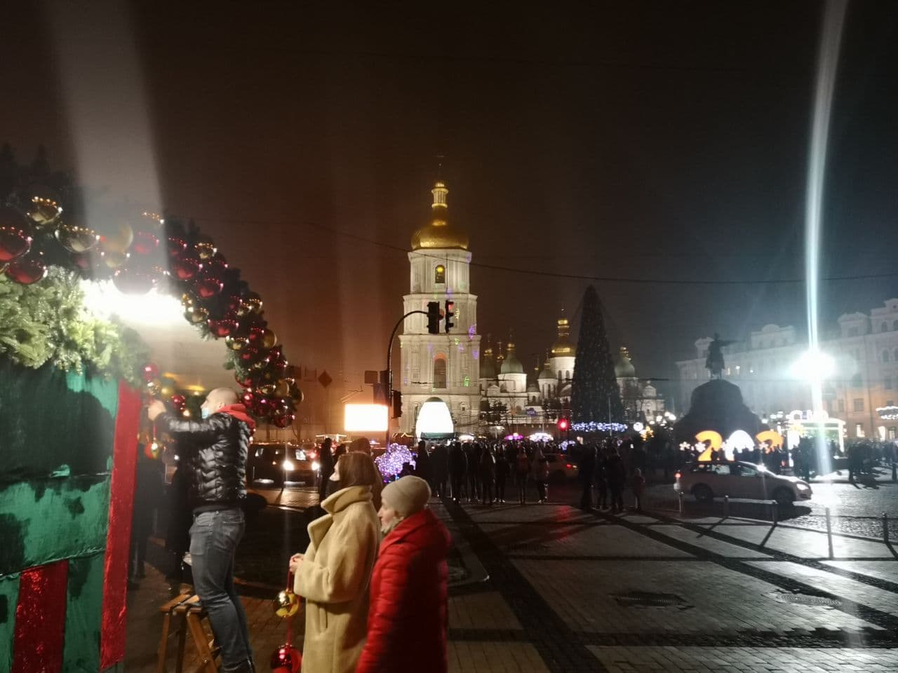 На Софийской площади в Киеве перед открытием елки не соблюдают правила карантина. Фото: "Страна"