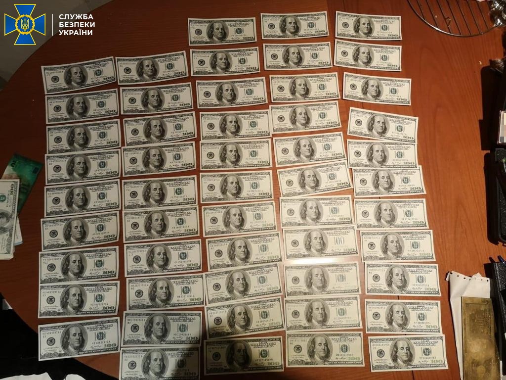 Во время обысков у фигурантов правоохранители обнаружили 25 тысяч долларов