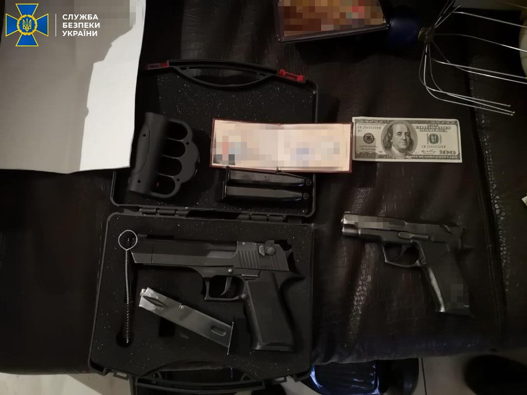 Во время обысков у фигурантов правоохранители обнаружили оружие и деньги